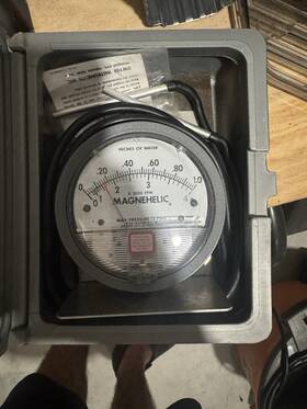 Dwyer W26yal Magnehelic Air Pressure Meter Gauge 0-1 In H2o Range Case